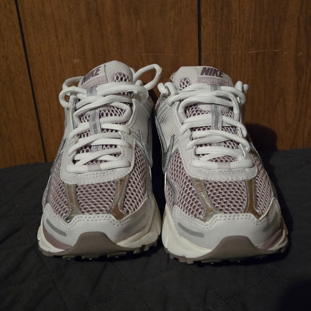 Nike Women's Zoom Vomero 5 Sneakers - Picture 2 of 3